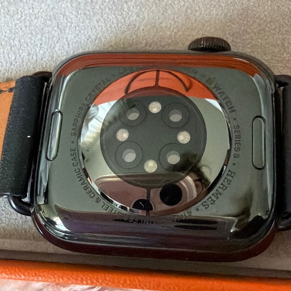 Apple Hermès Smartwatch - Black and Pink - Picture 6 of 10